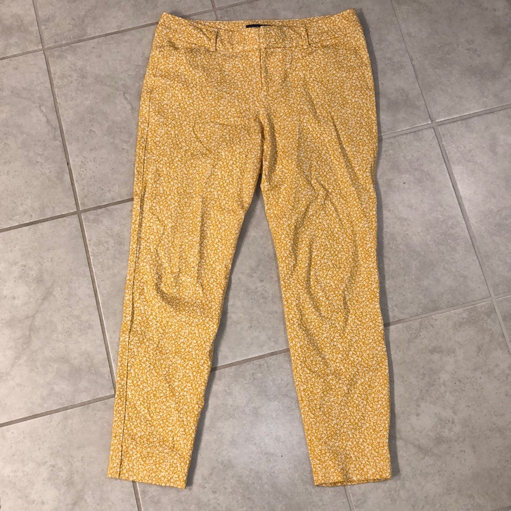 Old Navy pixie mid rise pants size 6 yellow